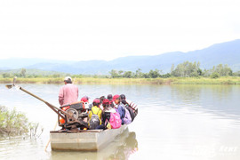 Ảnh: Học sinh liều mình qua sông Kôn trên con đò không số tìm con chữ