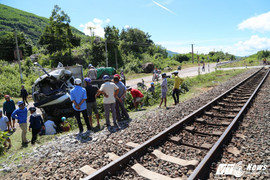 Băng qua đường ray, xe tải bị tàu hỏa tông văng 20m