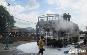 Video: Xe tải chở hàng hội chợ bốc cháy ngùn ngụt trên đường Hồ Chí Minh