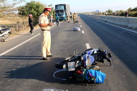 Tông vào xe tải đang đỗ trên quốc lộ, nam thanh niên chết tại chỗ