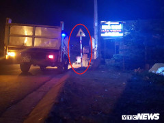 Xe máy tông cột biển báo giao thông, 2 vợ chồng thương vong trên đường đi đám tang về