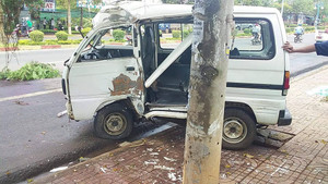 Tông vào cột điện, tài xế ô tô chết tại chỗ