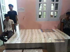 Chở thuốc lá lậu, tài xế rồ ga tông thẳng CSGT để tẩu thoát