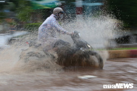 Mưa lớn tại Đắk Lắk, nhiều ô tô, xe máy 'chết chìm' trên đường Hồ Chí Minh