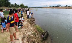 Cha mẹ vắng nhà, 2 anh em ruột đi tắm hồ chết đuối thương tâm