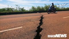 Dân liều mình phá rào chắn qua đoạn đường sụt lún nghiêm trọng ở Đắk Nông