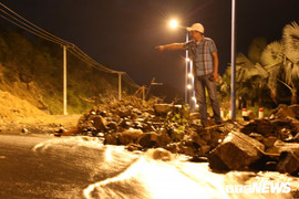 Mưa lớn, lũ quét ở Khánh Hòa: Dân trắng đêm rọi đèn pin dọc các con suối tìm nạn nhân mất tích