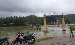 Triều cường phủ qua mái nhà, dân Phú Yên tháo chạy trong đêm