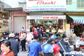 Người dân Tây Nguyên địu con, xếp hàng mua vàng ngày vía Thần Tài