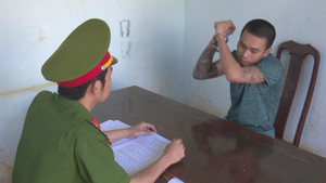 Khởi tố thanh niên cầm dao, rựa chém bảo vệ trường học nhập viện