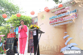 Hoa hậu H'Hen Niê xuất hiện tại đường sách cà phê Buôn Ma Thuột