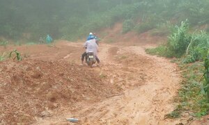 Mưa lớn gây sạt lở trên tỉnh lộ 674 ở Kon Tum