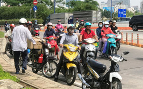 Né cảnh sát giao thông, xe máy xếp hàng dài trước cửa hầm Thủ Thiêm