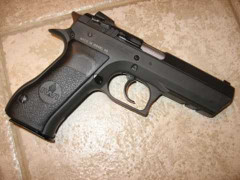 Rút súng, dọa bắn người giữa sòng bạc ngày Tết