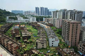 Đột nhập biệt thự 'ma' 24 năm dân không dám bén mảng