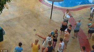 Khách tranh chỗ, giường xếp tắm nắng trong khách sạn sang chảnh 'gây bão'