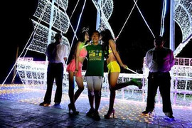 Thiếu gia Sơn Tây vung tiền mua lễ hội ánh sáng mừng sinh nhật cùng chân dài nóng bỏng