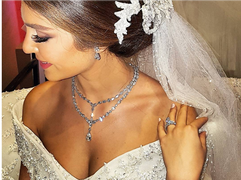 Cô dâu xinh đẹp diện váy cưới đính hàng ngàn viên kim cương khi cưới đại gia trang sức