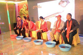 Bất ngờ trong tiệc cuối năm, lãnh đạo rửa chân cho nhân viên xuất sắc