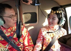 Cách nhau chỉ 30km, chú rể thuê trực thăng đón dâu khiến cả làng tròn mắt