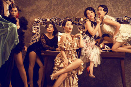 Việt Hương lả lướt khoe chân thon, đọ vẻ gợi cảm với Diễm My 9X