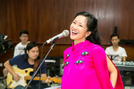 Hồng Nhung tươi tắn tập luyện cho liveshow 'Tuổi thơ tôi'