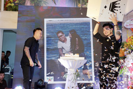 Tuấn Hưng xúc động khi được Hương Baby tổ chức sinh nhật bất ngờ