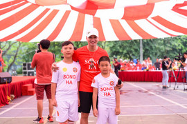 MC Thành Trung cùng hàng trăm em nhỏ tham gia Ngày hội bóng đá