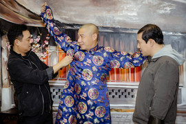 'Ngọc Hoàng' Quốc Khánh và 'Táo Kinh tế' Quang Thắng giúp 'Bắc Đẩu' Công Lý mặc áo dài