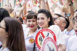 Sau khi sinh con, Á hậu Tú Anh hoạt động dày đặc ngày trở lại