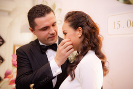 Chồng Tây ân cần lau nước mắt cho Phương Mai trong lễ rước dâu