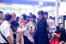 Vợ chồng Trấn Thành ra sân bay đón diva Hàn Quốc