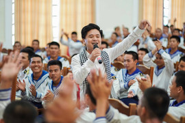 NSƯT Tấn Minh, Á hậu Huyền My tặng sách cho các chiến sĩ hải quân