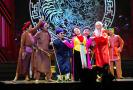 Vượng Râu đưa chi tiết bé gái bị nựng trong thang máy vào liveshow