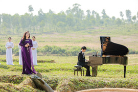 NSƯT Tố Nga chở đàn dương cầm vào Quảng Trị quay MV chiến tranh