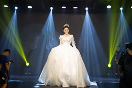 Huyền My mặc váy cưới, đội vương miện kiêu sa trên sàn catwalk