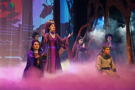 'Ngàn năm mây trắng': Vì sao rạp kín chỗ, nghệ sĩ được tặng những tràng vỗ tay không ngớt?