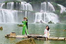 Á hậu Lệ Hằng, Hoàng My, Trương Thị May diện áo dài, khoe nhan sắc bên thác Bản Giốc