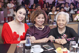 NSND Thanh Hoa dặn Xuân Bắc: 'Cô đang học hát nhép, có show nào nhớ mời cô'