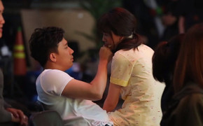 Video: Trấn Thành lặng lẽ đợi Hari Won ghi hình vài tiếng để được gặp ít phút