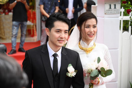 Đông Nhi nhận kiềng vàng, bộ trang sức kim cương từ mẹ Ông Cao Thắng