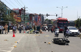 Khởi tố tài xế xe khách vượt đèn đỏ, tông hàng loạt xe máy