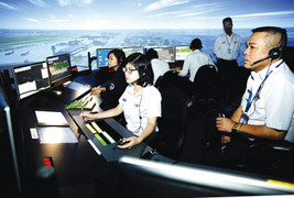 Ảnh: Bật mí công việc của những người hùng thầm lặng lo an toàn tuyệt đối cho các chuyến bay