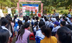 Học viên Cảnh sát vượt núi băng rừng tuyên truyền tác hại của ma túy cho học sinh nghèo