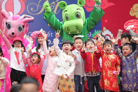 Học sinh mầm non Hà thành đón 'Tết đoàn viên', bán tranh ủng hộ trẻ em ung thư