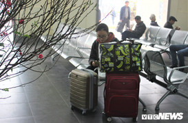 Ảnh: Sinh viên Hà Nội 'tay xách nách mang' về quê ăn Tết