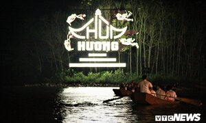 Hàng ngàn du khách bất chấp đêm tối cập bến chùa Hương ngày khai hội