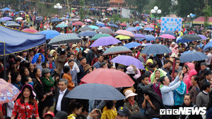 Hàng vạn du khách đổ về Bắc Ninh dự Hội Lim, đội mưa nghe dân ca quan họ