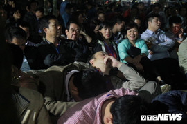 Ảnh: Người dân vạ vật, ngủ gục chờ xin ấn đền Trần