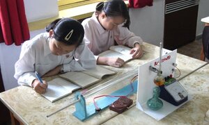 Trường ở Triều Tiên dạy học sinh những gì?